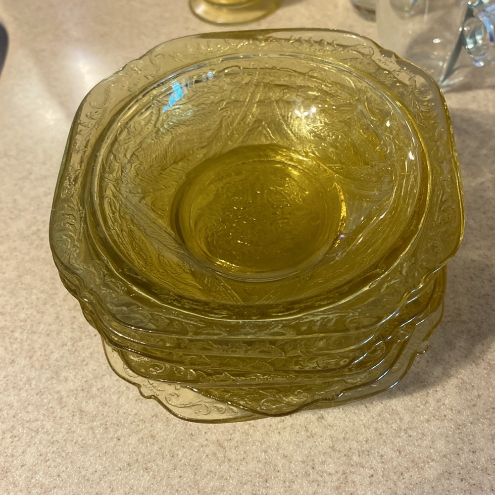 Vintage Federal Glass yellow Madrid set of  6 berry bowls. Excellent condition